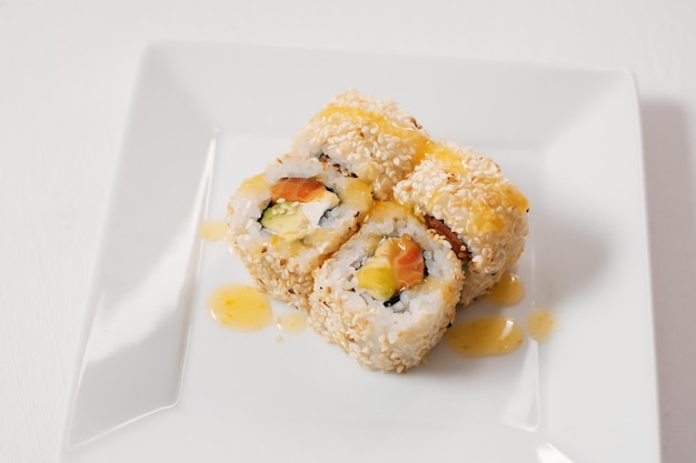 Rolo de sushi arco-íris uramaki hosomaki e nigiri Culinária oriental japonesa Rolos de sushi com abacate