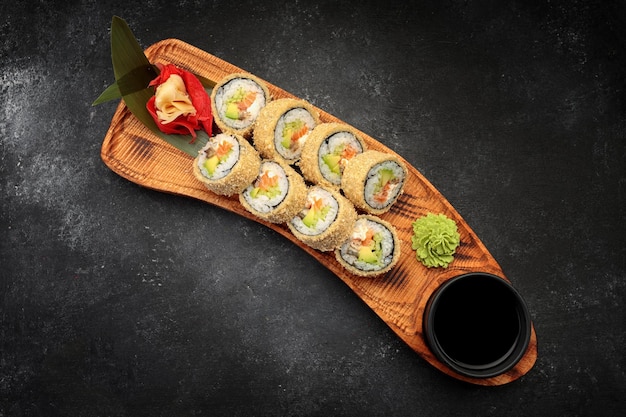 Rolo de sushi banzai com molho