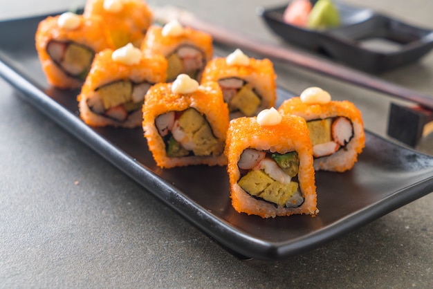 rolo de sushi Califórnia - estilo de comida japonesa