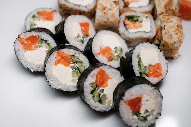 Rolo de sushi com atum de salmão e queijo creme closeup Cozinha japonesa tradicional