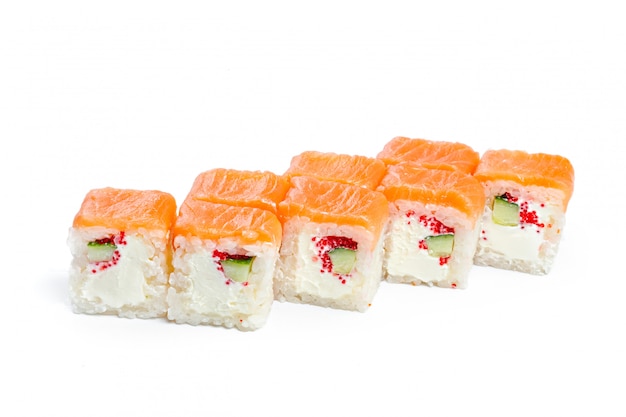 Rolo de sushi com ingredientes frescos isolado no branco