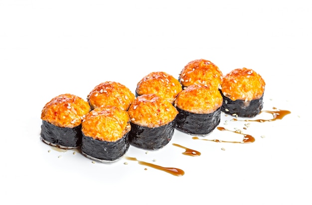 Rolo de sushi com ingredientes frescos