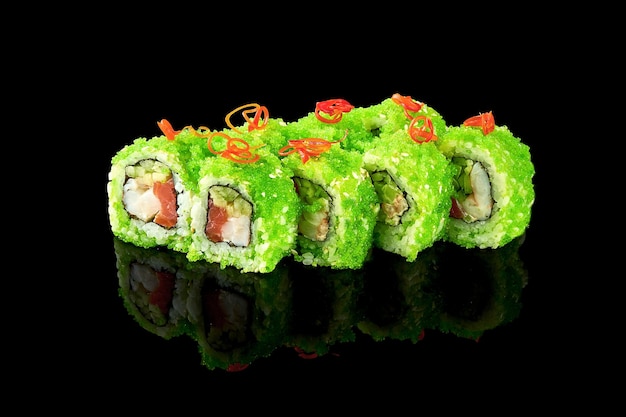Rolo de sushi com salmão e camarão com pepino em caviar verde sobre fundo preto