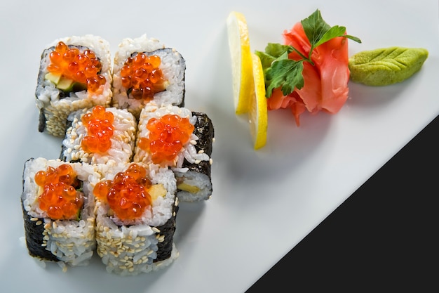 Rolo de sushi com tempura de salmão e camarão.