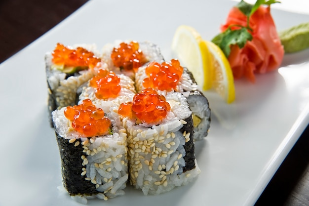 Rolo de sushi com tempura de salmão e camarão.