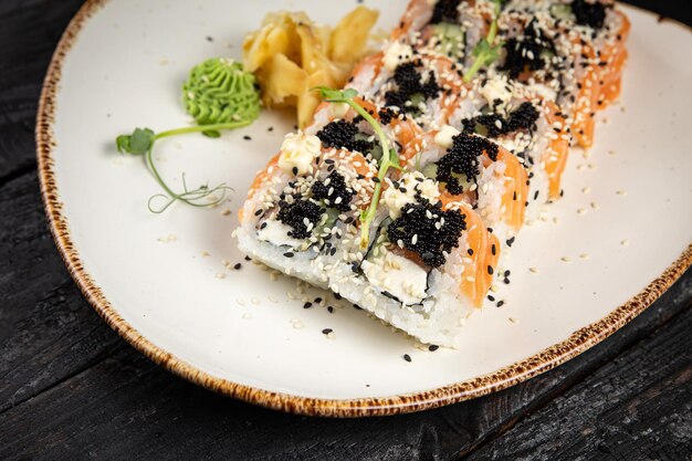 rolo de sushi com wasabi e sementes de gergelim no prato. comida deliciosa, close-up