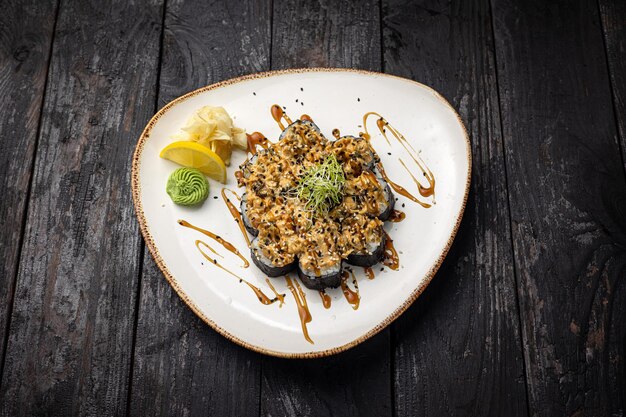 rolo de sushi com wasabi no prato. comida deliciosa, close-up