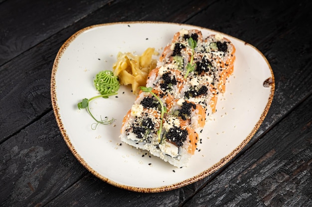 rolo de sushi com wasabi no prato. comida deliciosa, close-up