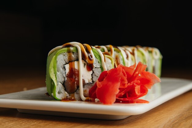 Foto rolo de sushi da filadélfia em prato branco