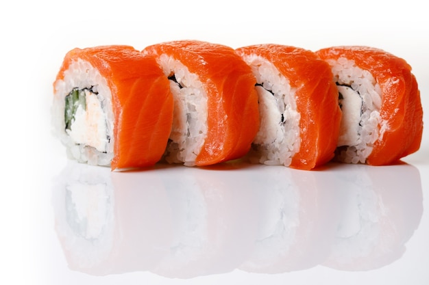 Rolo de sushi da Filadélfia em um fundo branco isolado com reflexo