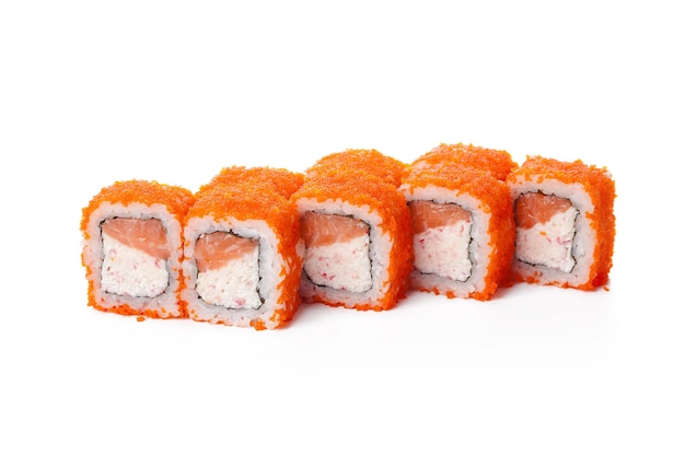 Rolo de sushi de comida japonesa isolado no fundo branco