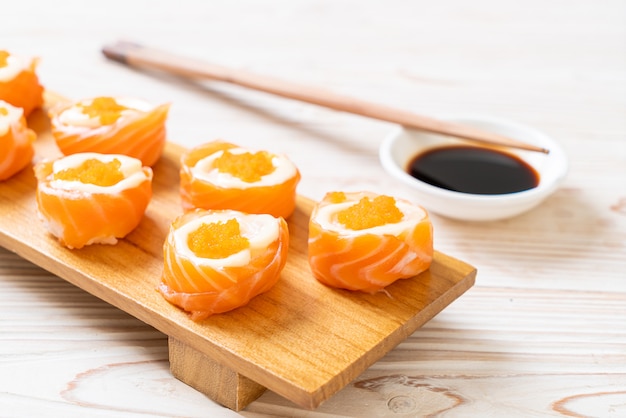 rolo de sushi de salmão fresco com maionese e ovo de camarão