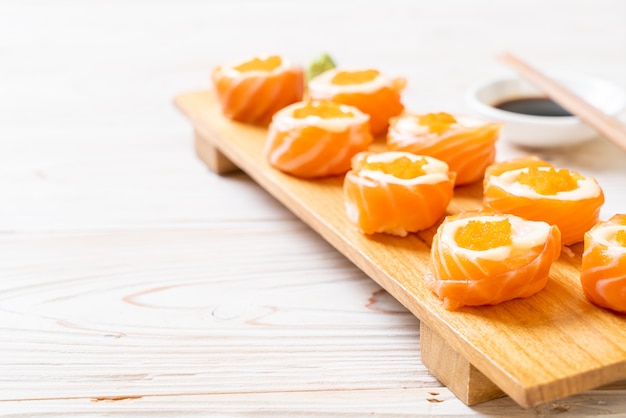 rolo de sushi de salmão fresco com maionese e ovo de camarão
