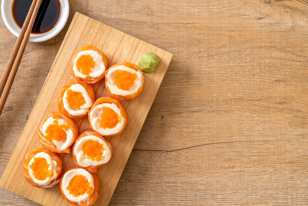 rolo de sushi de salmão fresco com maionese e ovo de camarão