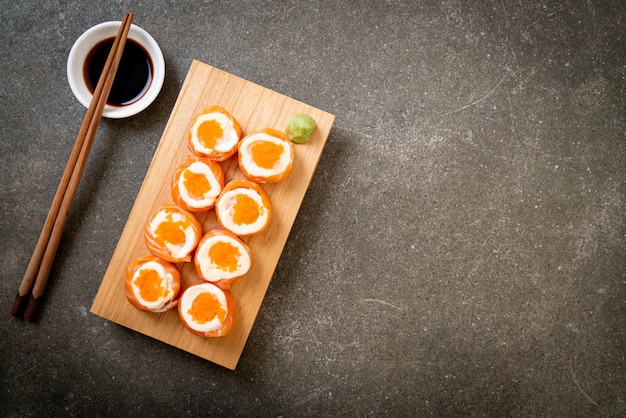 rolo de sushi de salmão fresco com maionese e ovo de camarão