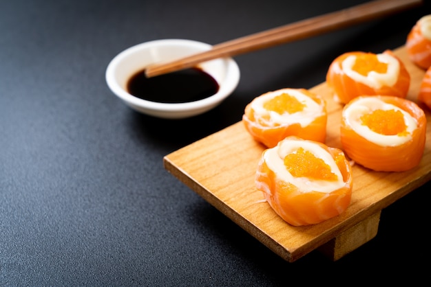 rolo de sushi de salmão fresco com maionese e ovo de camarão