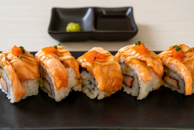 rolo de sushi de salmão grelhado com molho