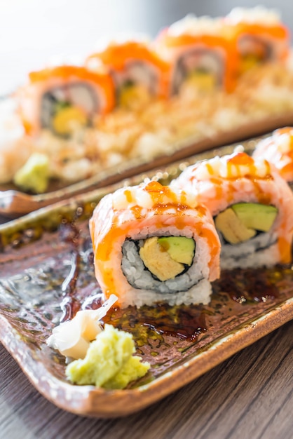 rolo de sushi de salmão grelhado