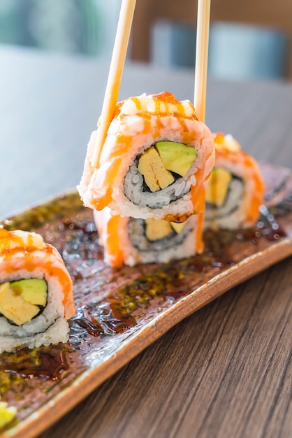 Rolo de sushi de salmão grelhado