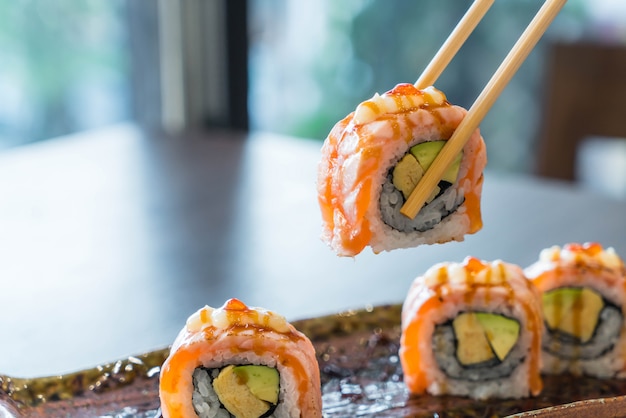 rolo de sushi de salmão grelhado