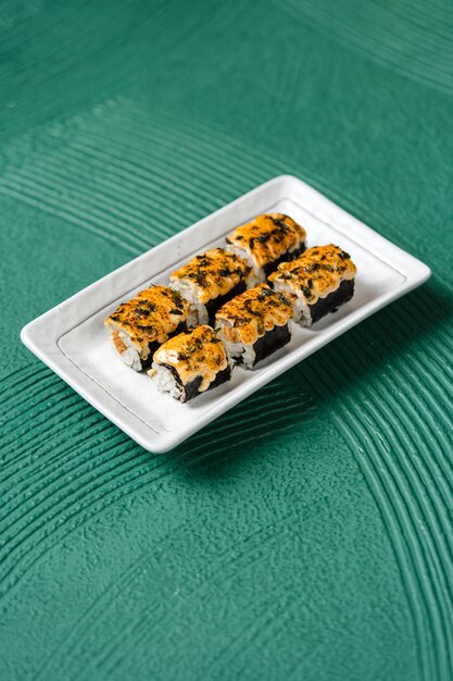 Rolo de sushi delicioso variado