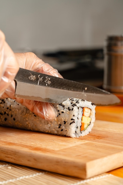 Foto rolo de sushi delicioso variado