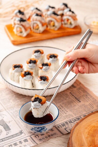 Rolo de sushi delicioso variado