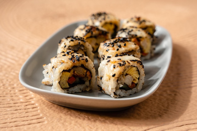 Rolo de sushi delicioso variado