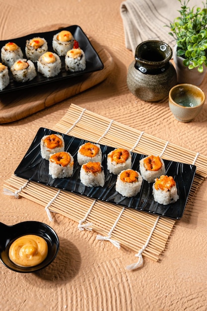 Rolo de sushi delicioso variado