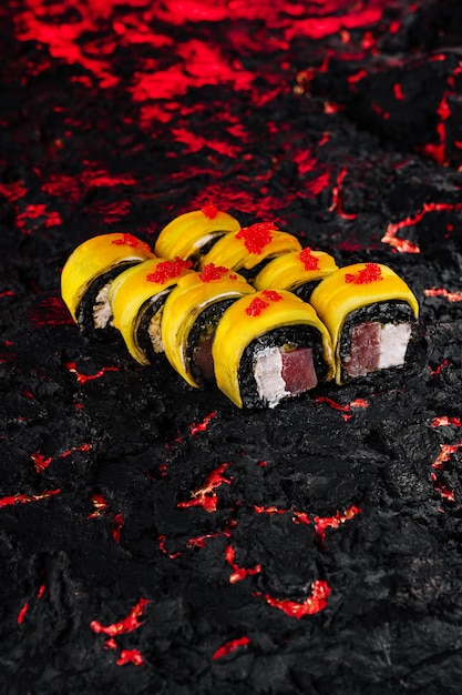 Rolo de sushi gourmet com textura preta de fogo