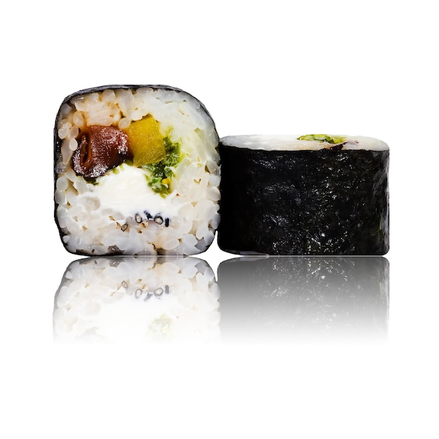 Rolo de sushi isolado com reflexão.