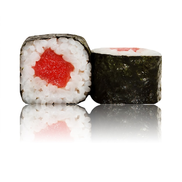 Rolo de sushi isolado com reflexão.