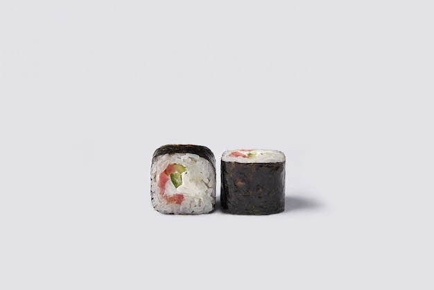 Rolo de sushi isolado no espaço em branco