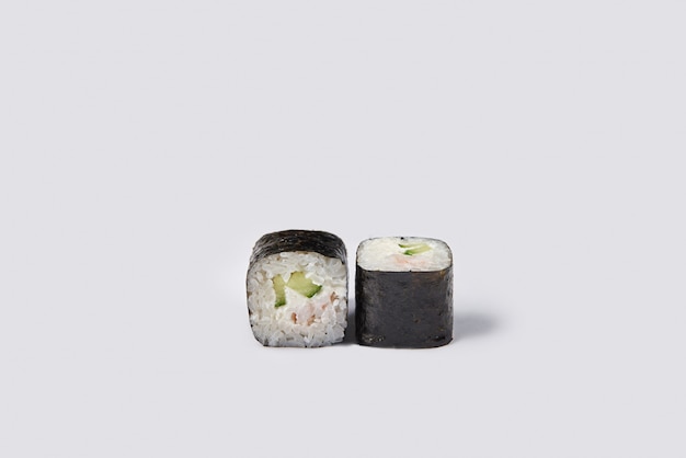 Rolo de sushi isolado no espaço em branco