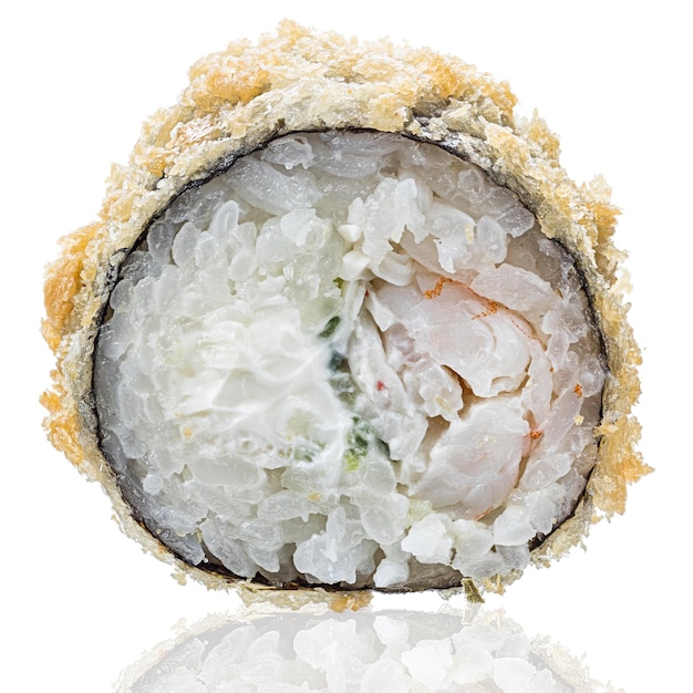 Rolo de sushi isolado no fundo branco. Close-up vista com reflexão.