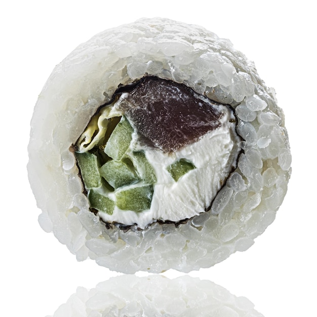 Rolo de sushi isolado no fundo branco. Close-up vista com reflexão.