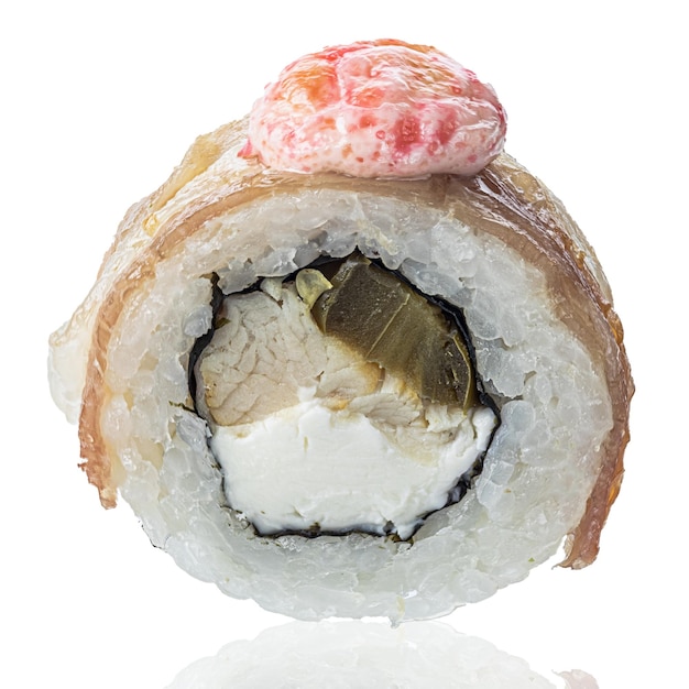 Rolo de sushi isolado no fundo branco. Close-up vista com reflexão.