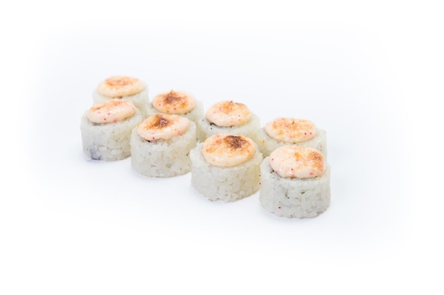 Rolo de sushi japonês de frutos do mar em um fundo branco