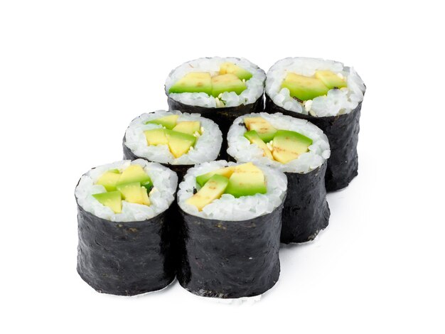 Rolo de sushi Maki com abacate isolado no branco