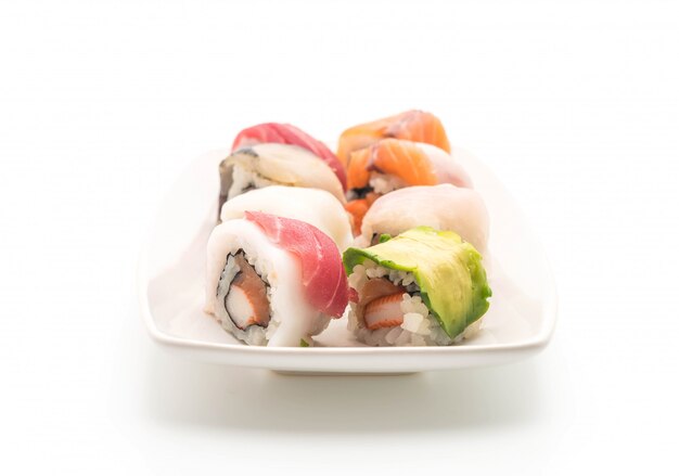 rolo de sushi misto - estilo de comida japonesa