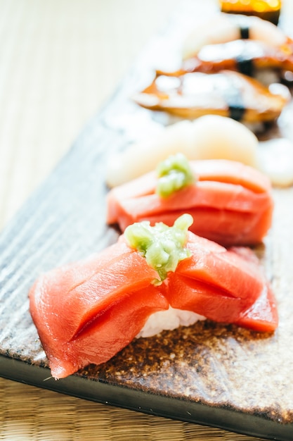 Foto rolo de sushi nigiri cru e fresco