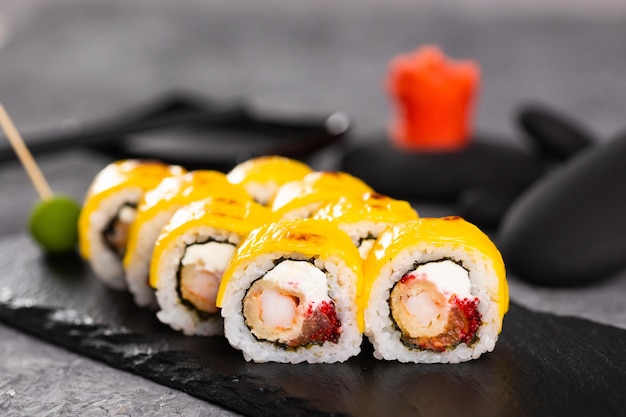 Rolo de sushi no conceito de comida japonesa e asiática de fundo escuro