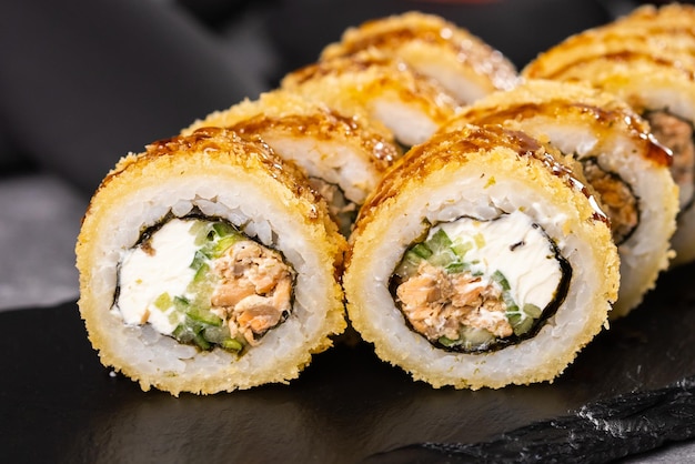 Rolo de sushi no conceito de comida japonesa e asiática de fundo escuro