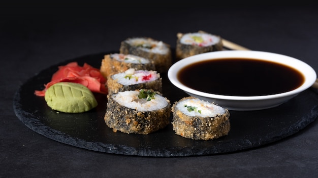 Rolo de Sushi quente com molho