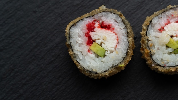 Rolo de Sushi quente com salmão, enguia, atum, abacate, camarão real, cream cheese Filadélfia, caviar tobica, chuka.