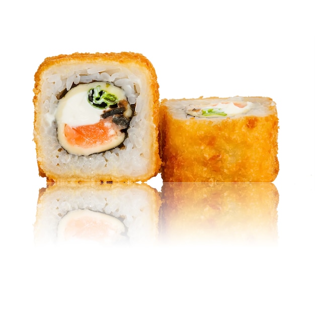 Rolo de Sushi quente isolado com reflexão.