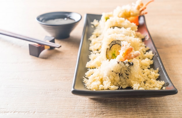 Rolo de sushi tempurá camarão