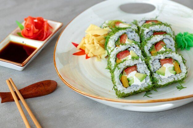 Rolo de sushi vegetariano com endro e vegetais em fundo de madeira