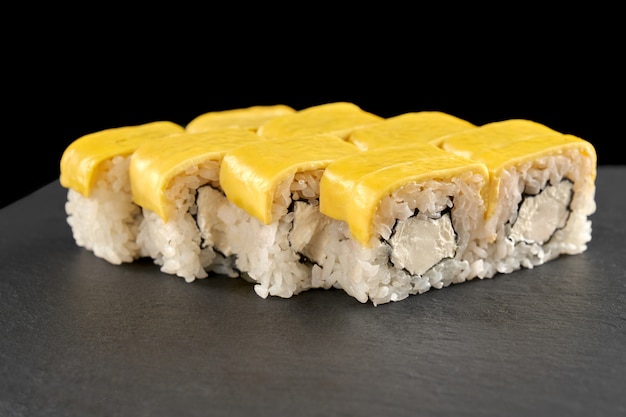 Rolo de Uramaki com queijo.