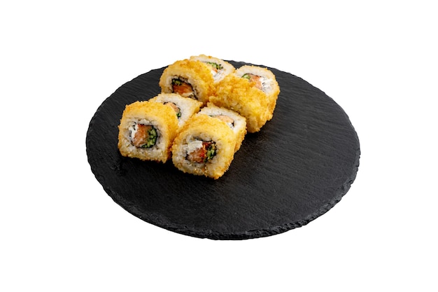 Rolo o sushi japonés tradicional aislado sobre un fondo blanco